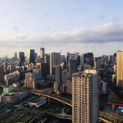 東京の高層マンション群と湾岸エリアの写真