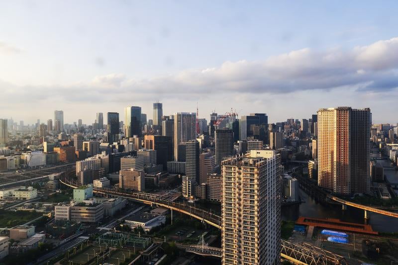 東京の高層マンション群と湾岸エリアの写真