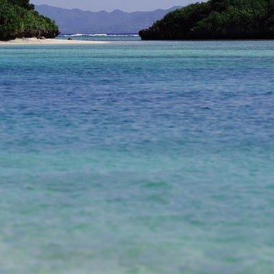 青く澄んだ海と島（沖縄県）の写真