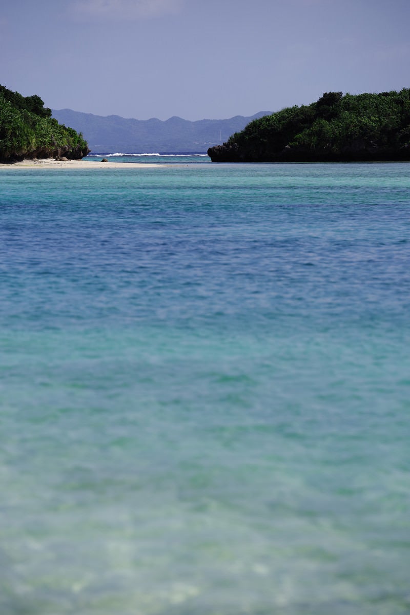 「青く澄んだ海と島（沖縄県）」の写真