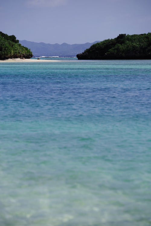 青く澄んだ海と島（沖縄県）の写真