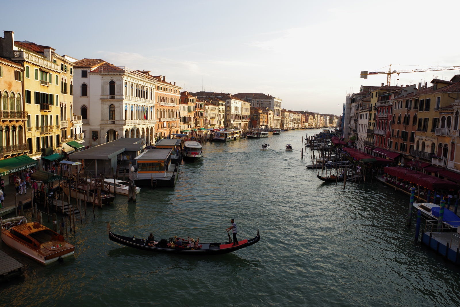 「ベネツィアの水路に浮かぶ船と水辺に面した建物」の写真