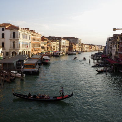 ベネツィアの水路に浮かぶ船と水辺に面した建物の写真