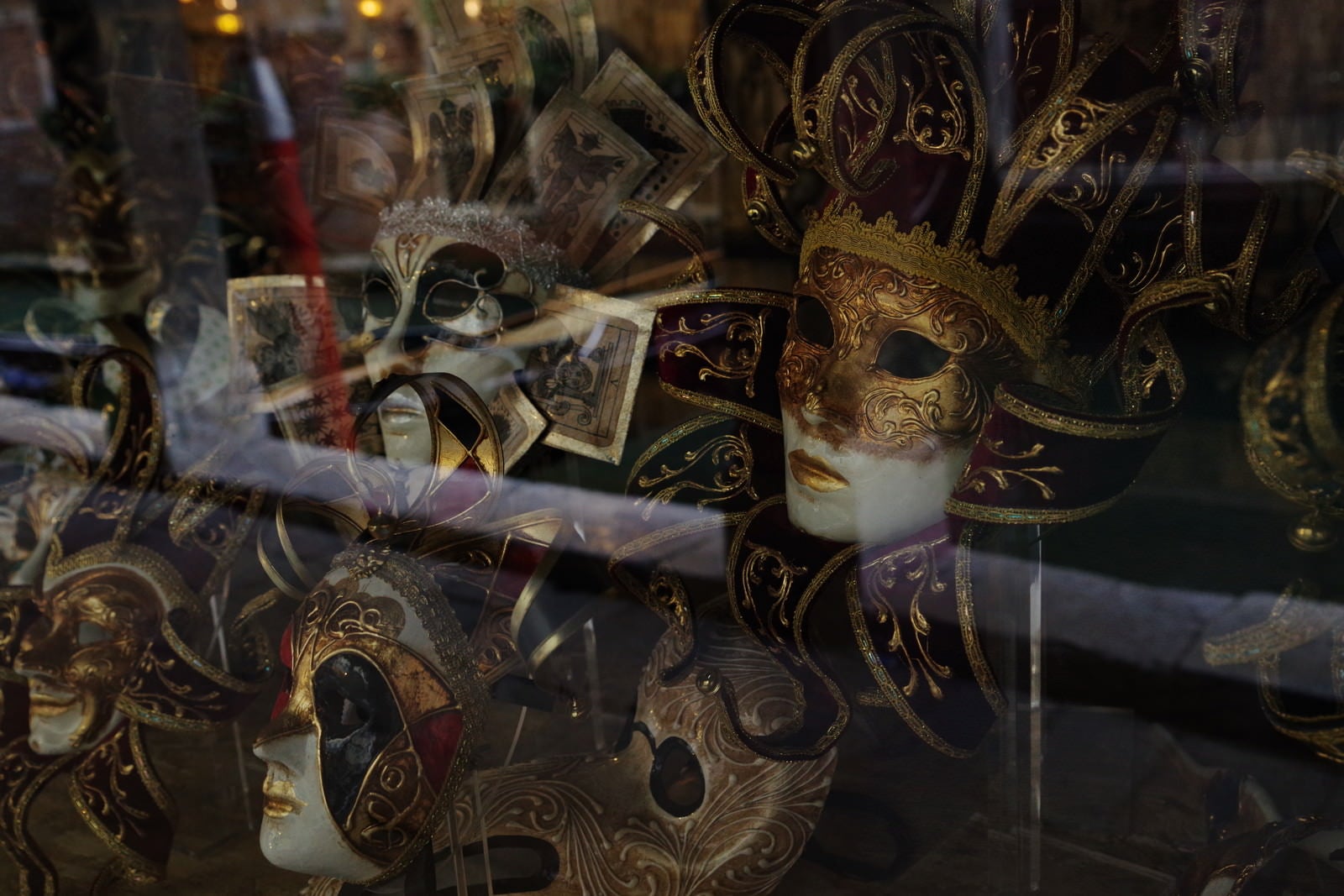 「飾り棚に並ぶヴェネチアンマスク（イタリア）」の写真