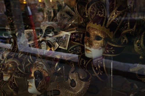 飾り棚に並ぶヴェネチアンマスク（イタリア）の写真