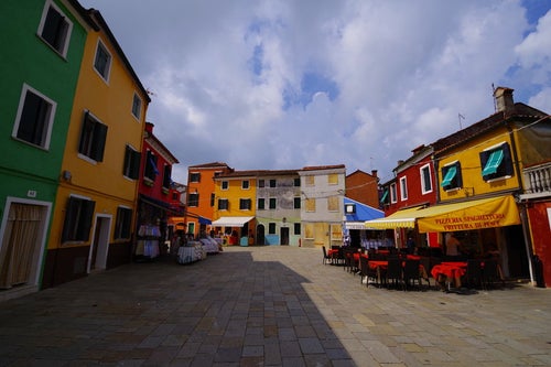 ブラーノ島の鮮やかな街並み（イタリア）の写真