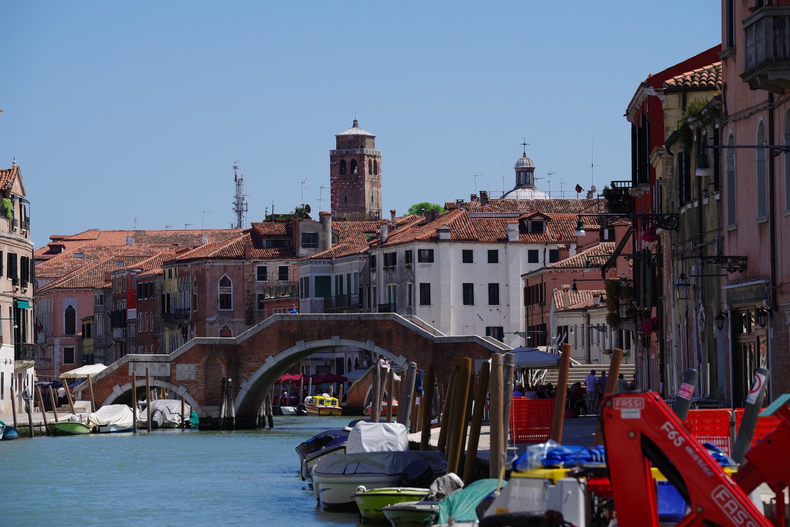 「ベネツィアの水路に掛かる橋（イタリア）」の写真