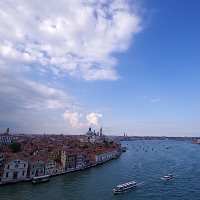 船上から見下ろすベネツィアの景観（イタリア）の写真