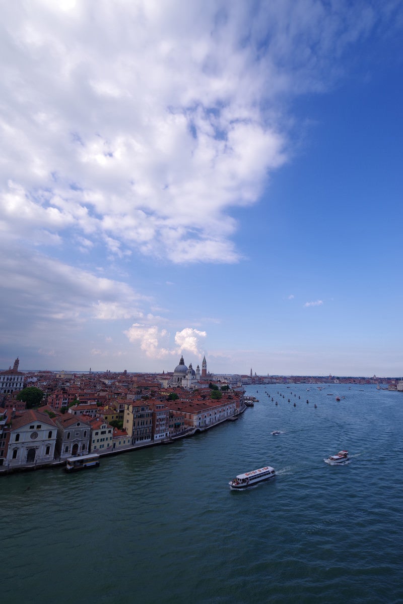 船上から見下ろすベネツィアの景観（イタリア）の写真