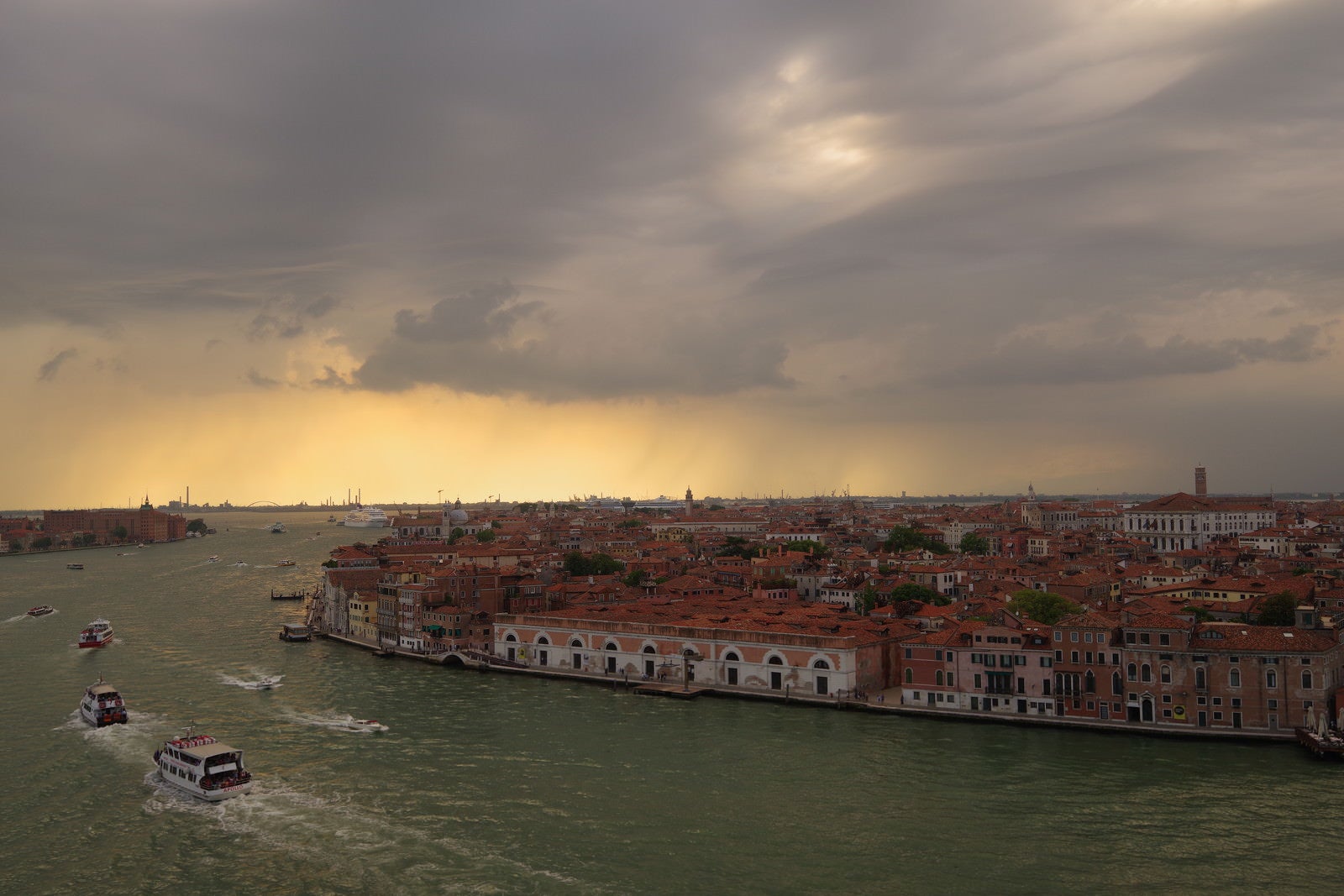 「水上バスや船が行き交う夕暮れ時のベネツィア」の写真