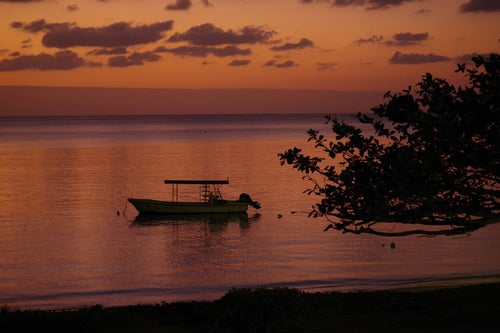 夕暮れ時の海とボート（沖縄県）の写真