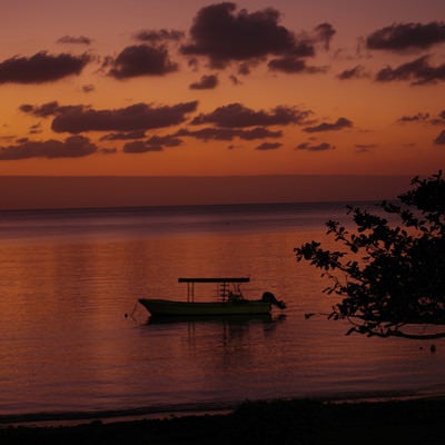 夕焼けに染まる空と海（沖縄県）の写真