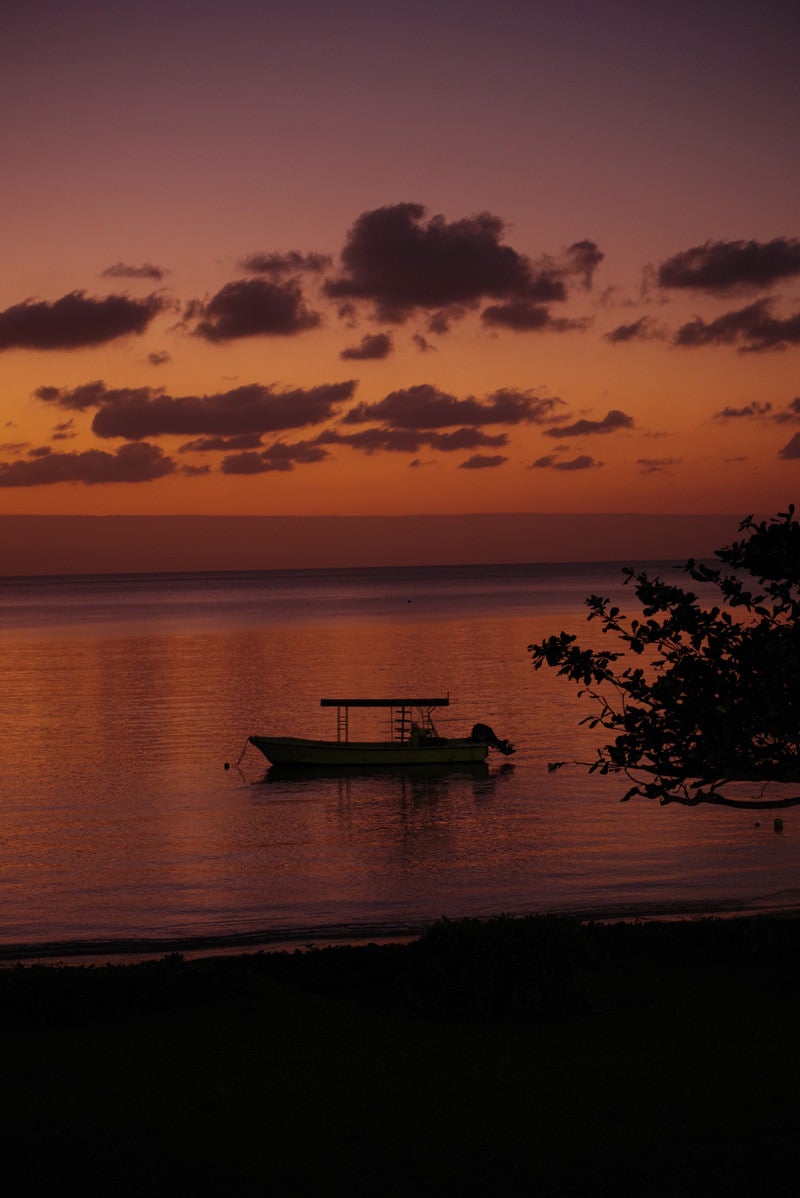 「夕焼けに染まる空と海（沖縄県）」の写真