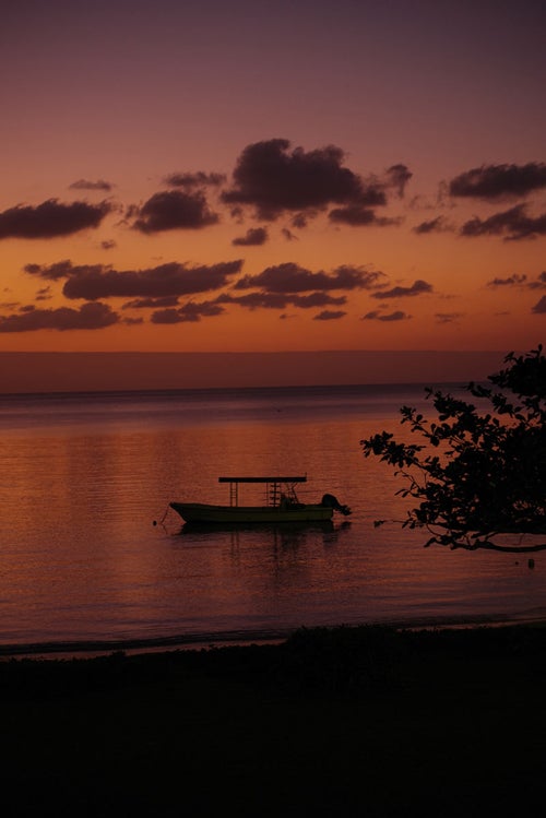 夕焼けに染まる空と海（沖縄県）の写真