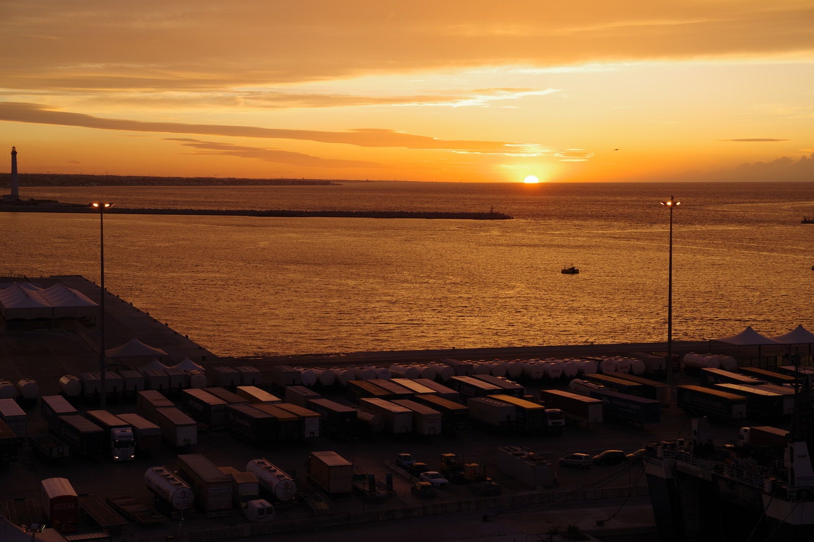 「港から眺める沈む夕日」の写真