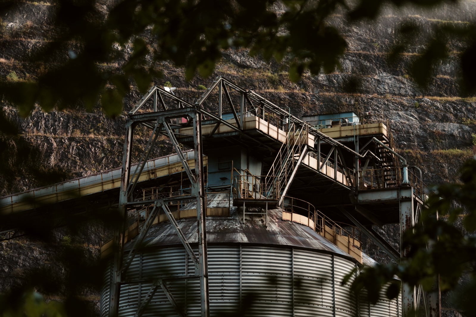 「木々の隙間から見た工場（奥多摩）」の写真