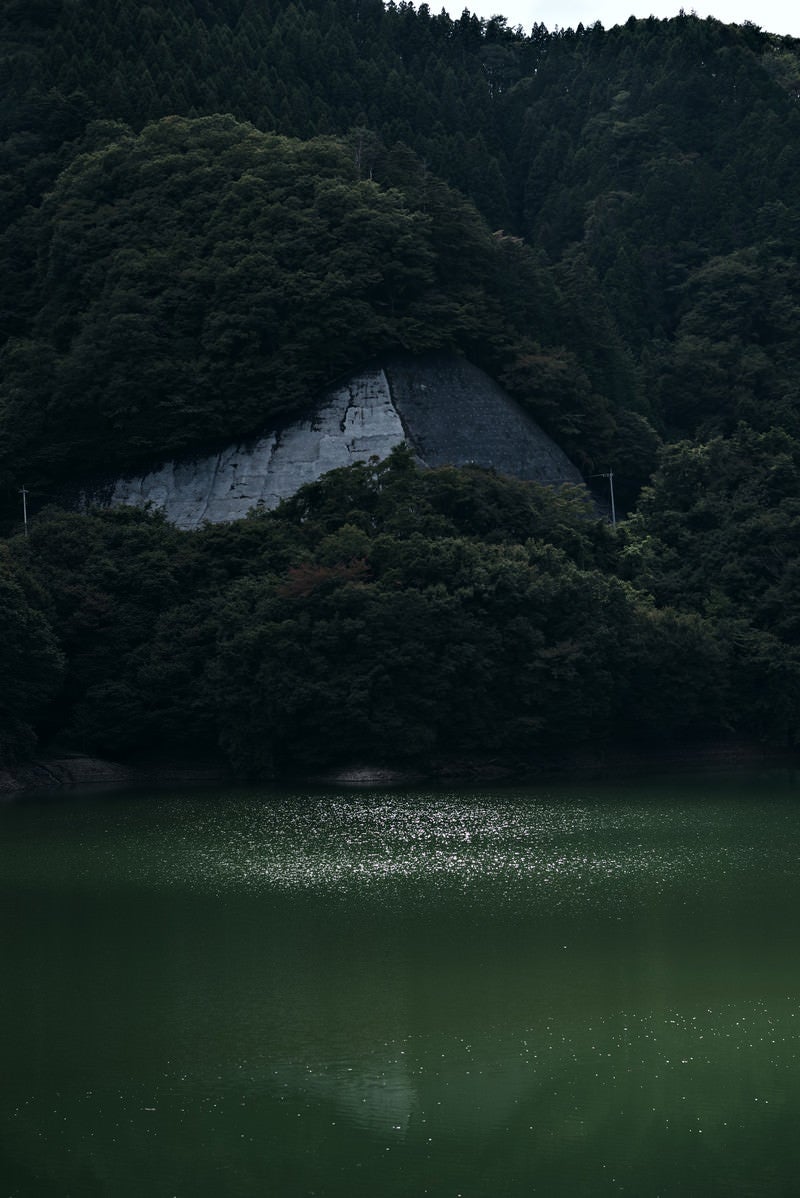「ダムの湖面に立つ白波（奥多摩）」の写真