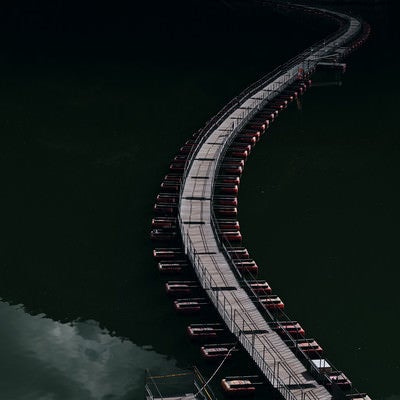 ダム湖に掛かる曲がりくねった浮橋（奥多摩）の写真