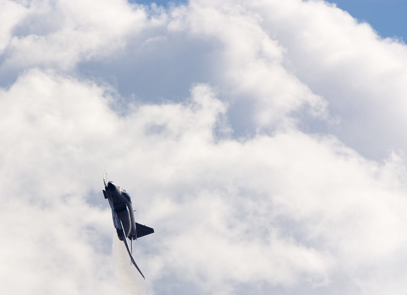「積乱雲を背に現れるF-4」の写真