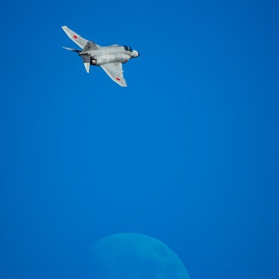 月とF-4（戦闘機）の写真