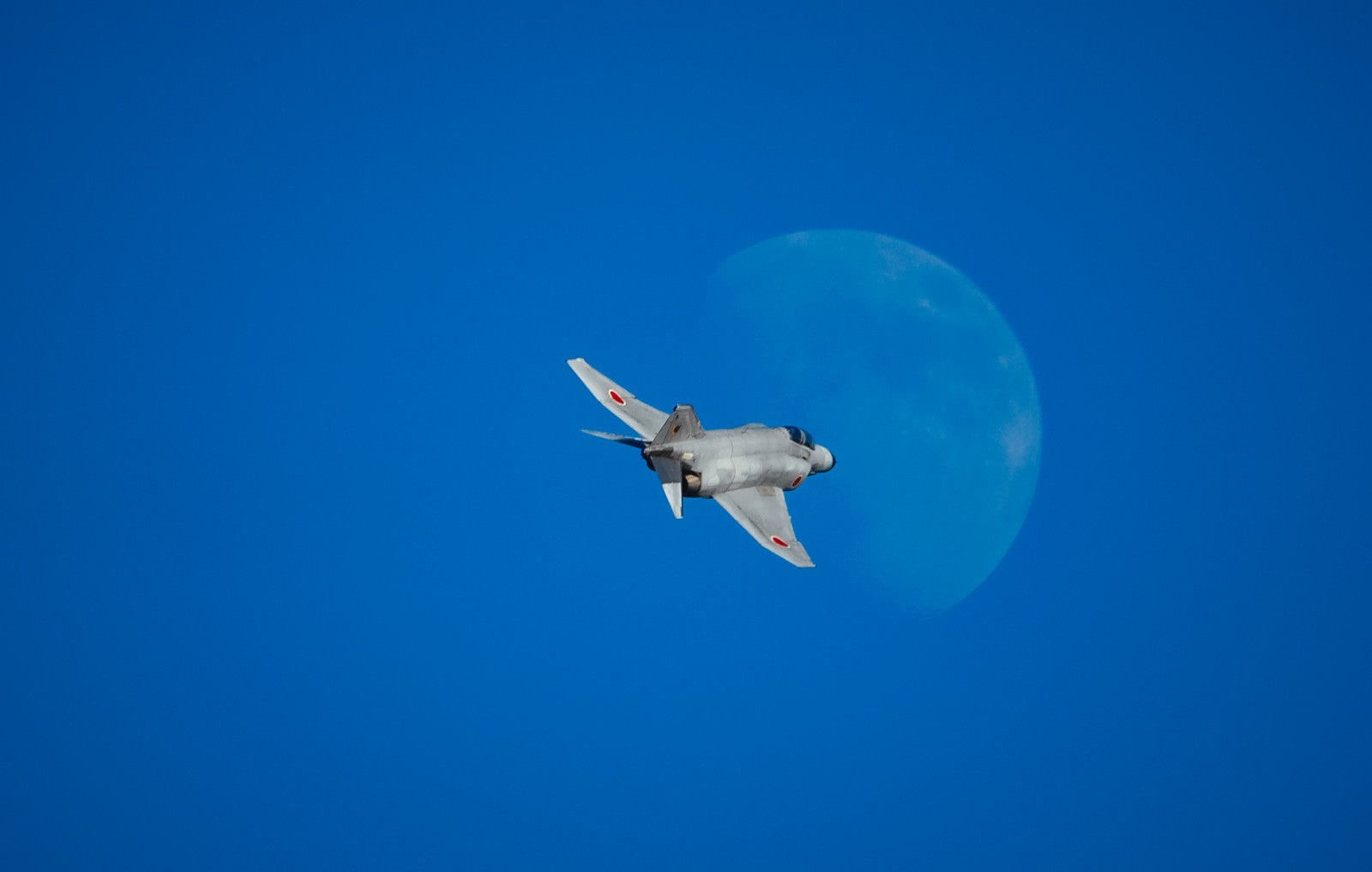 「月に向かって飛行するF-4戦闘機」の写真