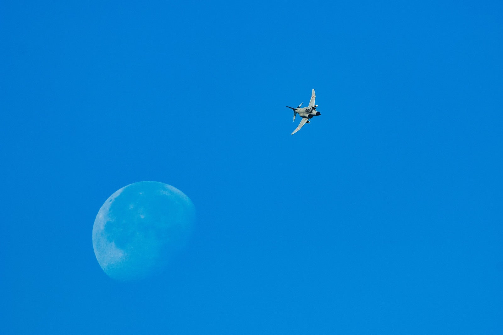 「月を背に、対地攻撃訓練へと翔け降りるF-4」の写真