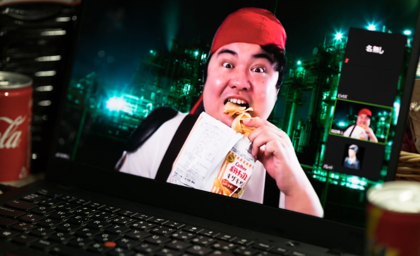 「ポテチ食べながらビデオ通話する男性」の写真［モデル：段田隼人］