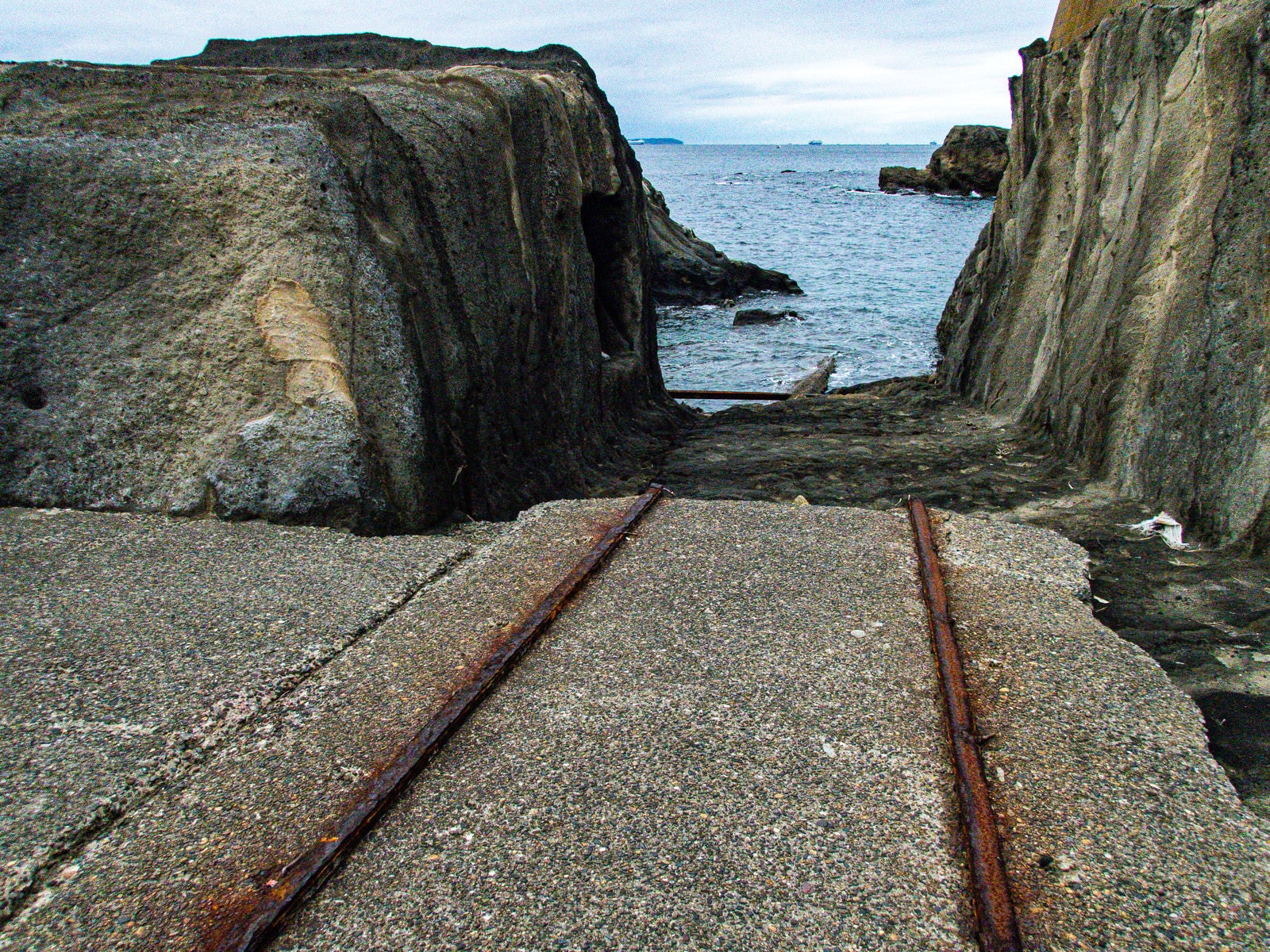 「造船跡の錆び付いたレール」の写真