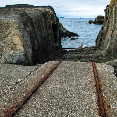 造船跡の錆び付いたレールの写真