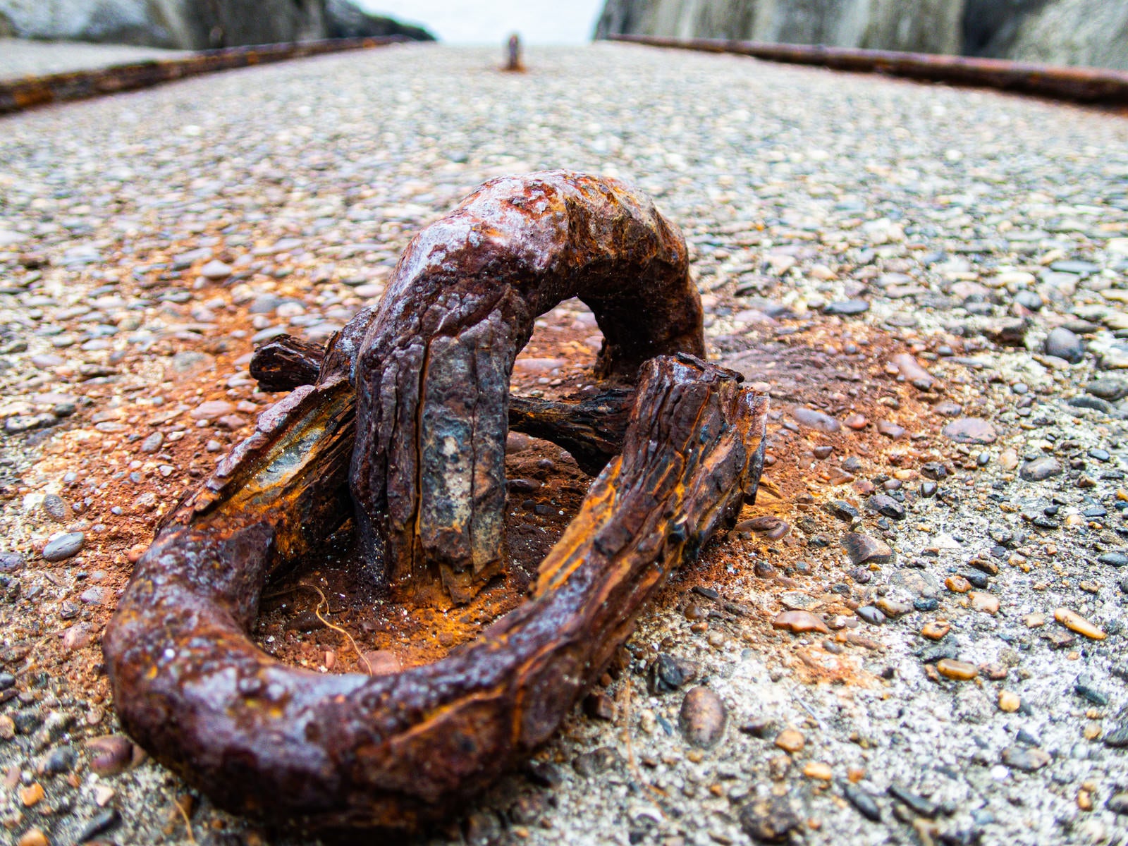 「造船跡の錆び付いた鎖」の写真