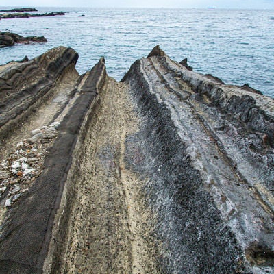 海にせり出した岩肌（造船跡）の写真