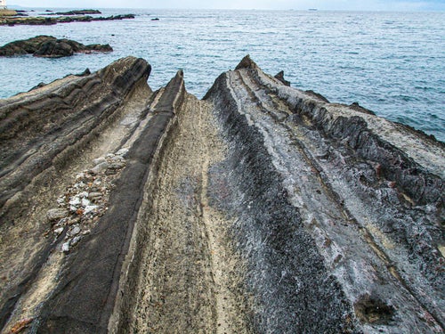 海にせり出した岩肌（造船跡）の写真