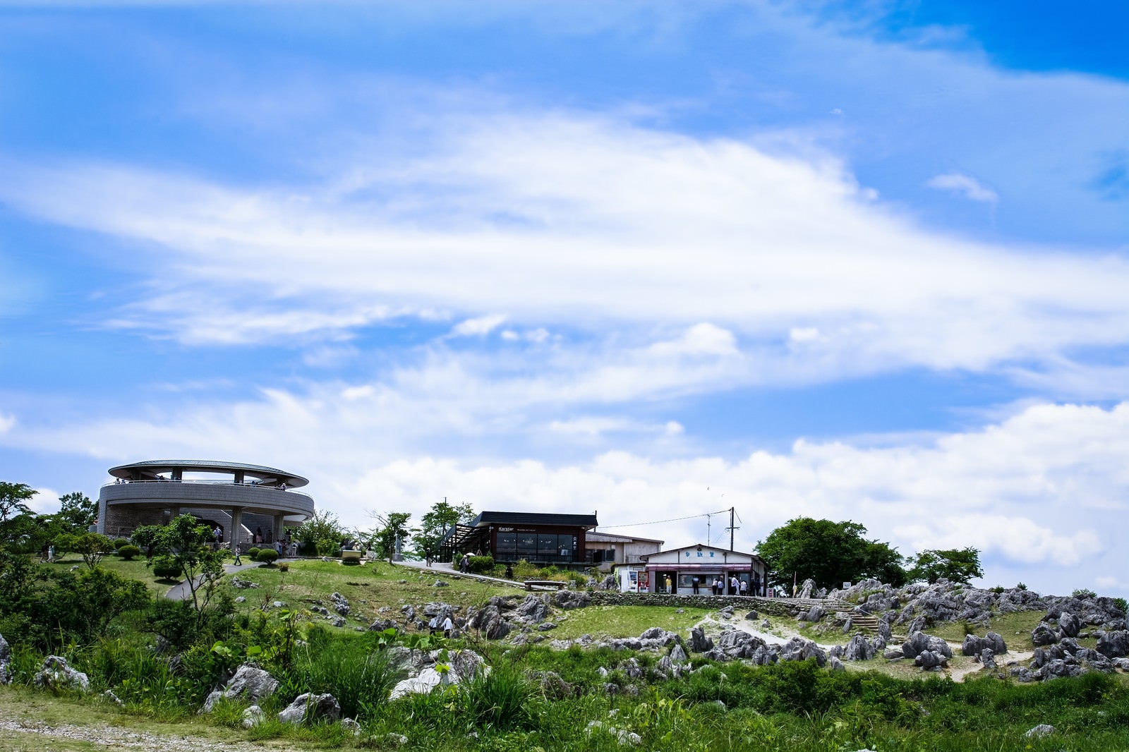 「秋吉台の遊歩道から見上げる展望台（山口県美祢市）」の写真