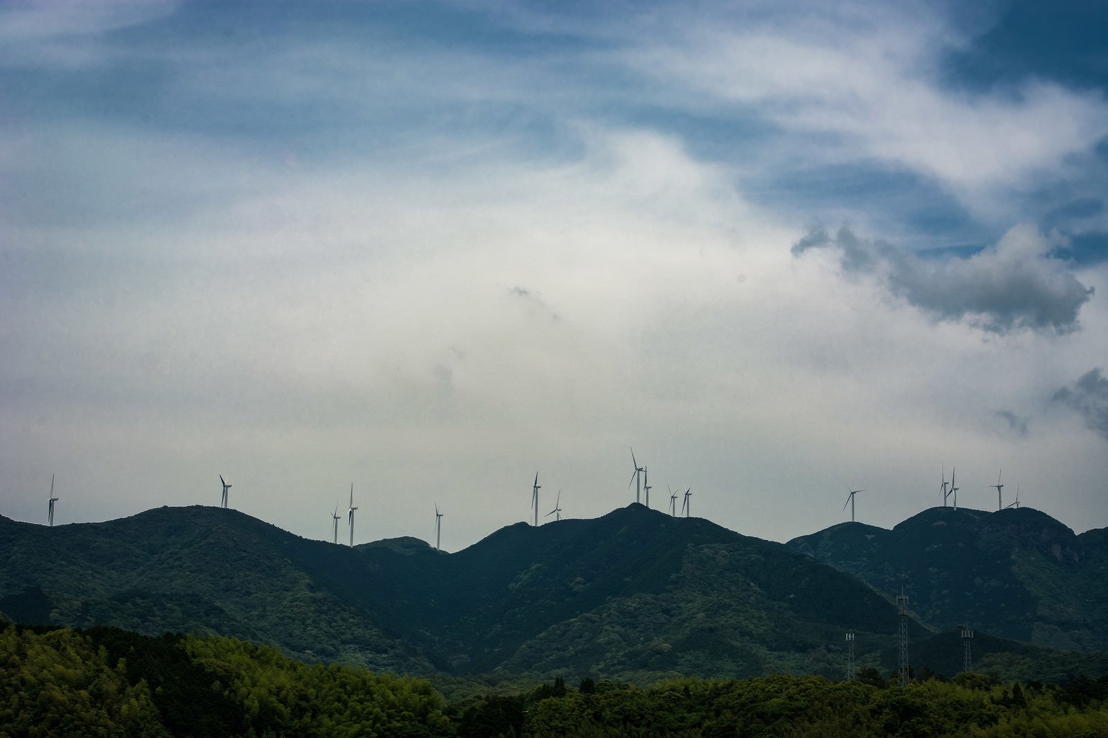 「山口県白滝山に立ち並ぶ風力発電の風車」の写真
