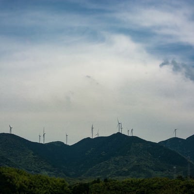山口県白滝山に立ち並ぶ風力発電の風車の写真
