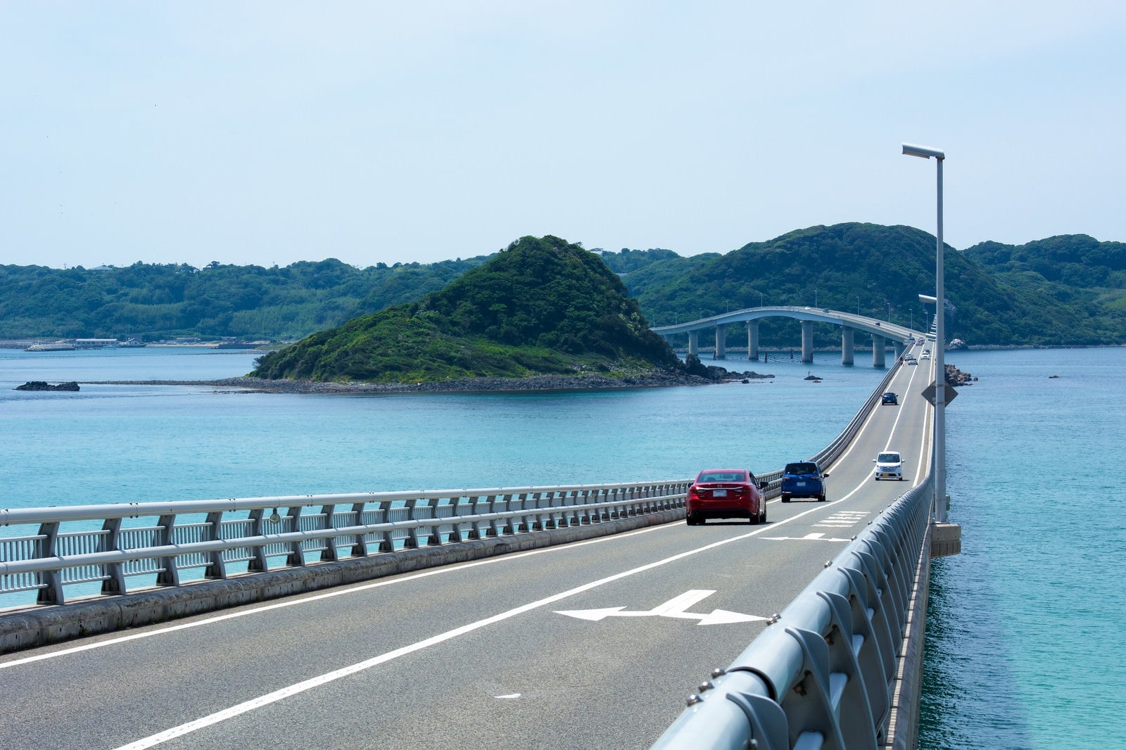 「角島大橋からの美しい風景を楽しみながら渡る車」の写真