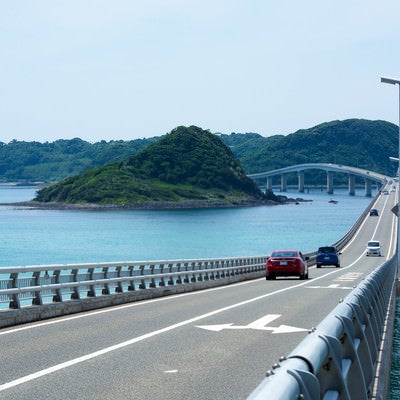 角島大橋からの美しい風景を楽しみながら渡る車の写真