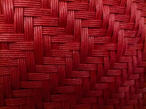 深い赤色の編み目（テクスチャ）の写真