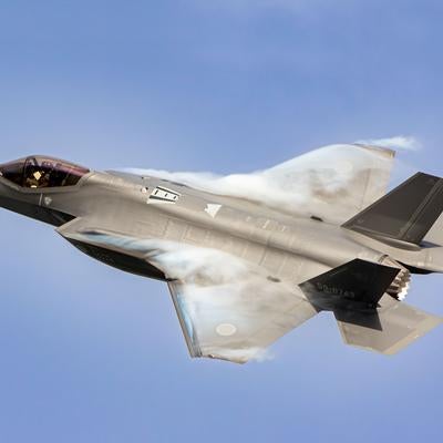 航空自衛隊の戦闘機が青空を飛行する迫力のシーンの写真