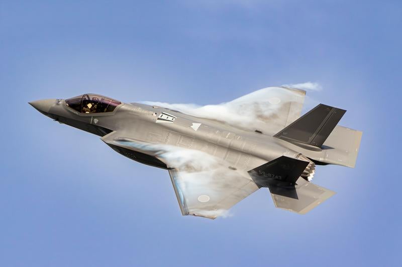 航空自衛隊の戦闘機が青空を飛行する迫力のシーンの写真