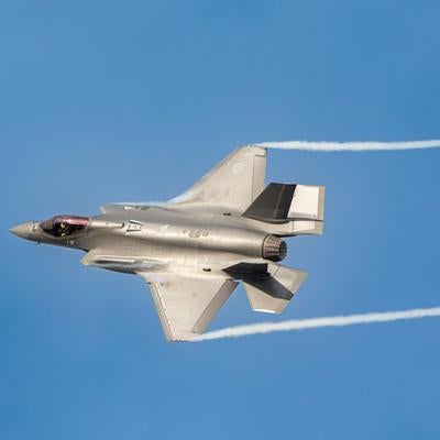 航空自衛隊の戦闘機が青空を高速飛行の写真