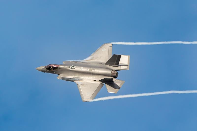 航空自衛隊の戦闘機が青空を高速飛行の写真