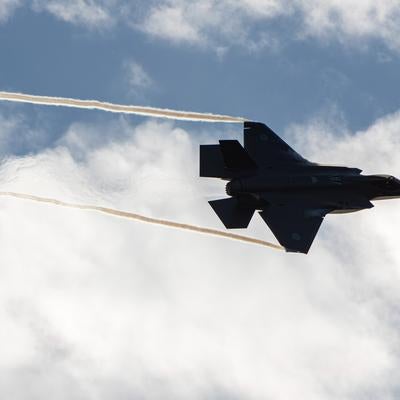 白い雲が浮かぶ空を飛行する航空自衛隊の戦闘機の写真