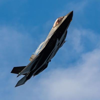 青空を力強く飛行する航空自衛隊の戦闘機の写真