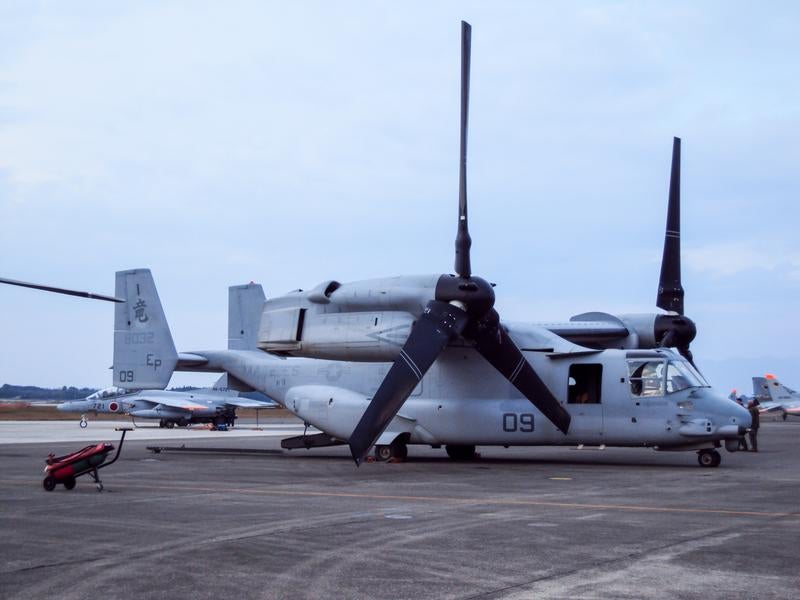 駐機場に停まるオスプレイの写真
