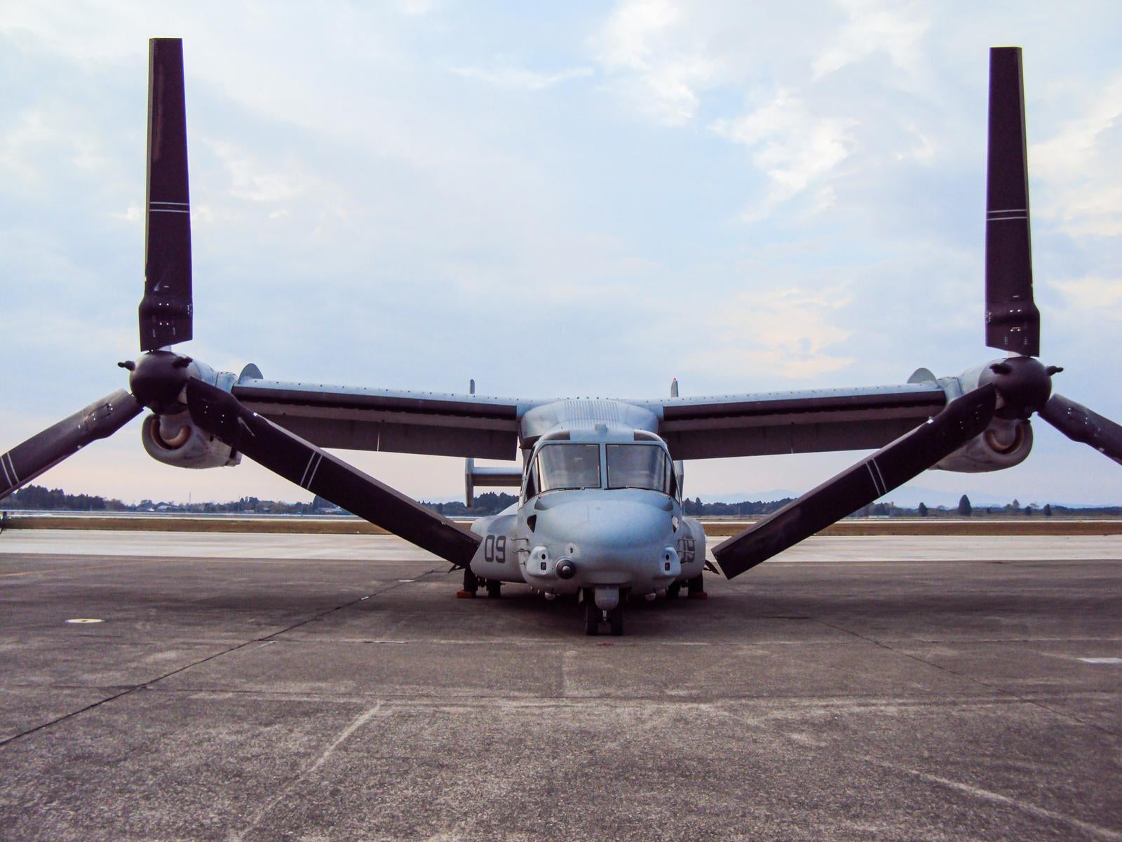 駐機場に止まるオスプレイを正面から撮影した写真。機首に09の番号が見える