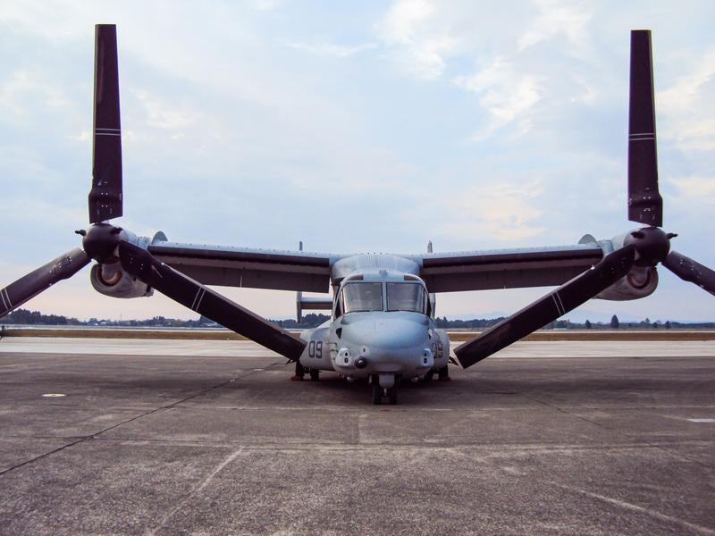 駐機場に止まるオスプレイの正面の写真