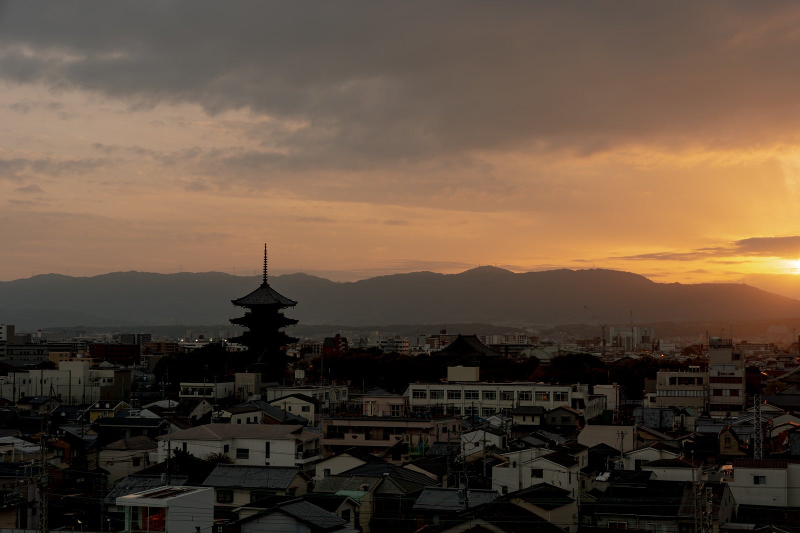 「東寺の五重塔と夕焼けの空」の写真
