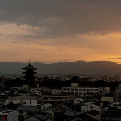 東寺の五重塔と夕焼けの空の写真