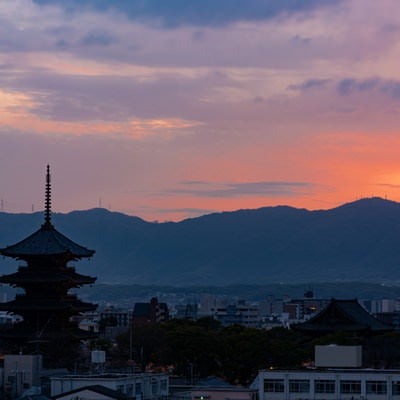 薄く紅が残る空の下ライトアップの始まった東寺の五重塔の写真